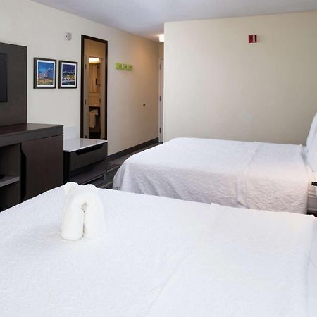Hampton Inn Greensboro Airport Экстерьер фото