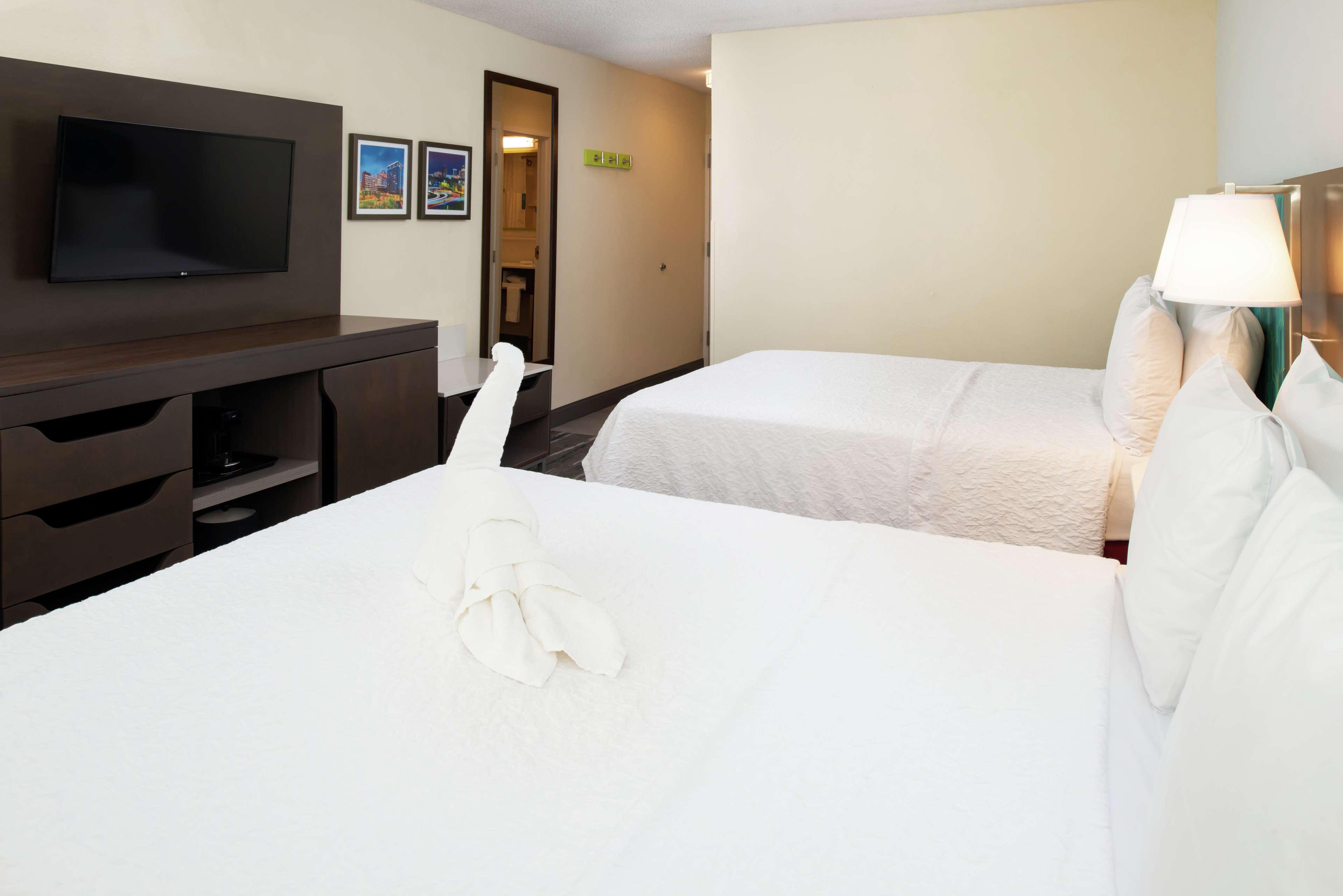 Hampton Inn Greensboro Airport Экстерьер фото
