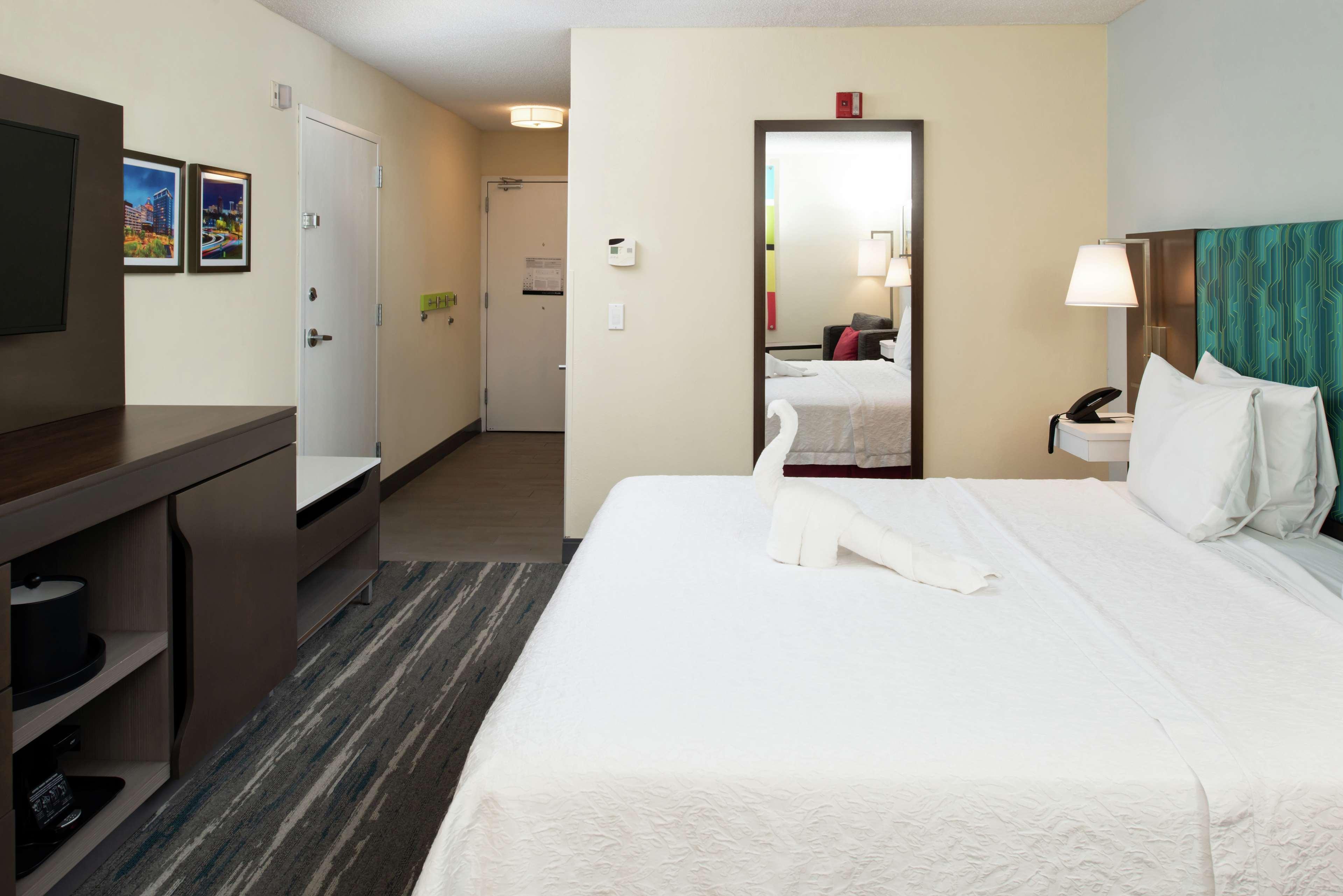 Hampton Inn Greensboro Airport Экстерьер фото