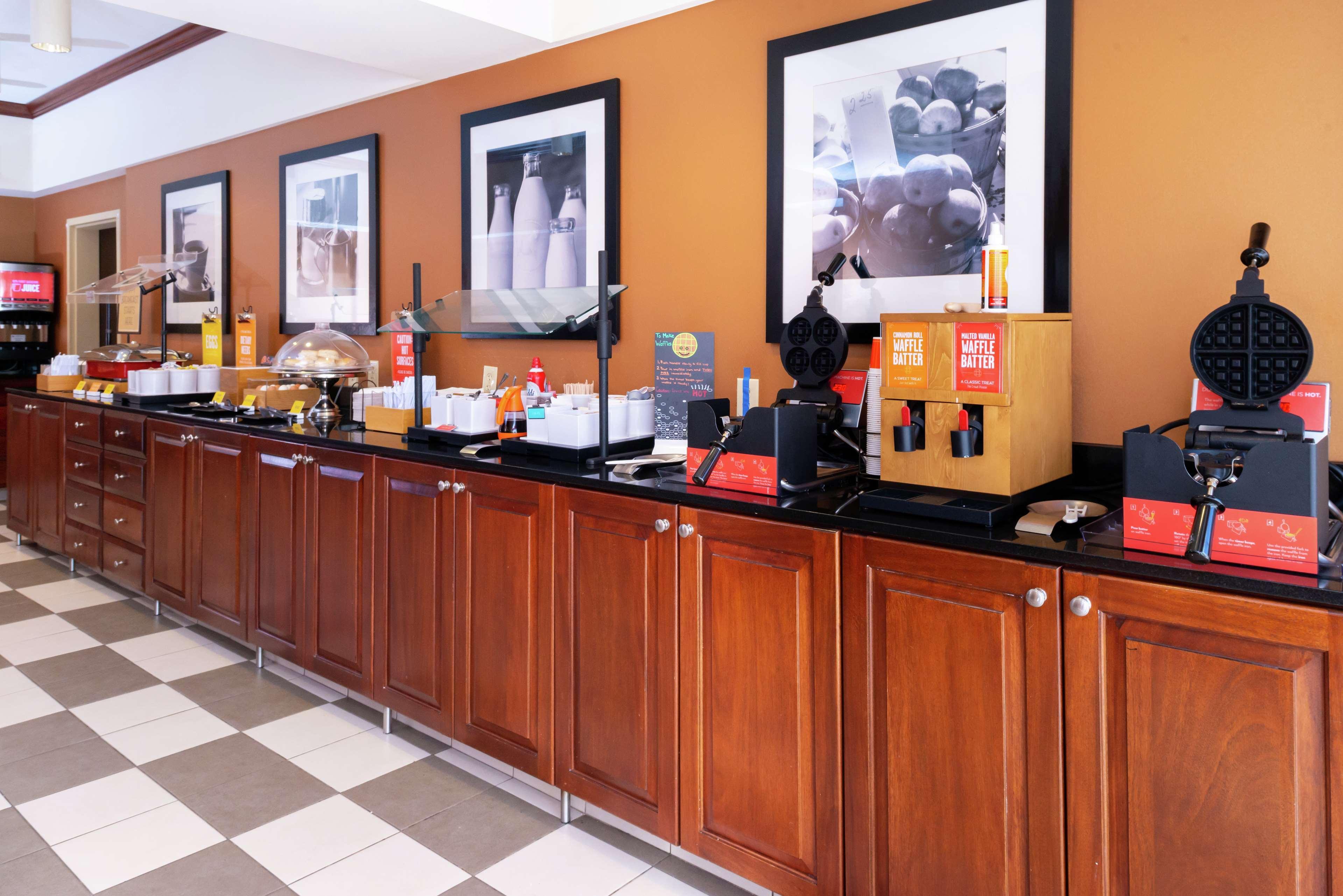 Hampton Inn Greensboro Airport Экстерьер фото