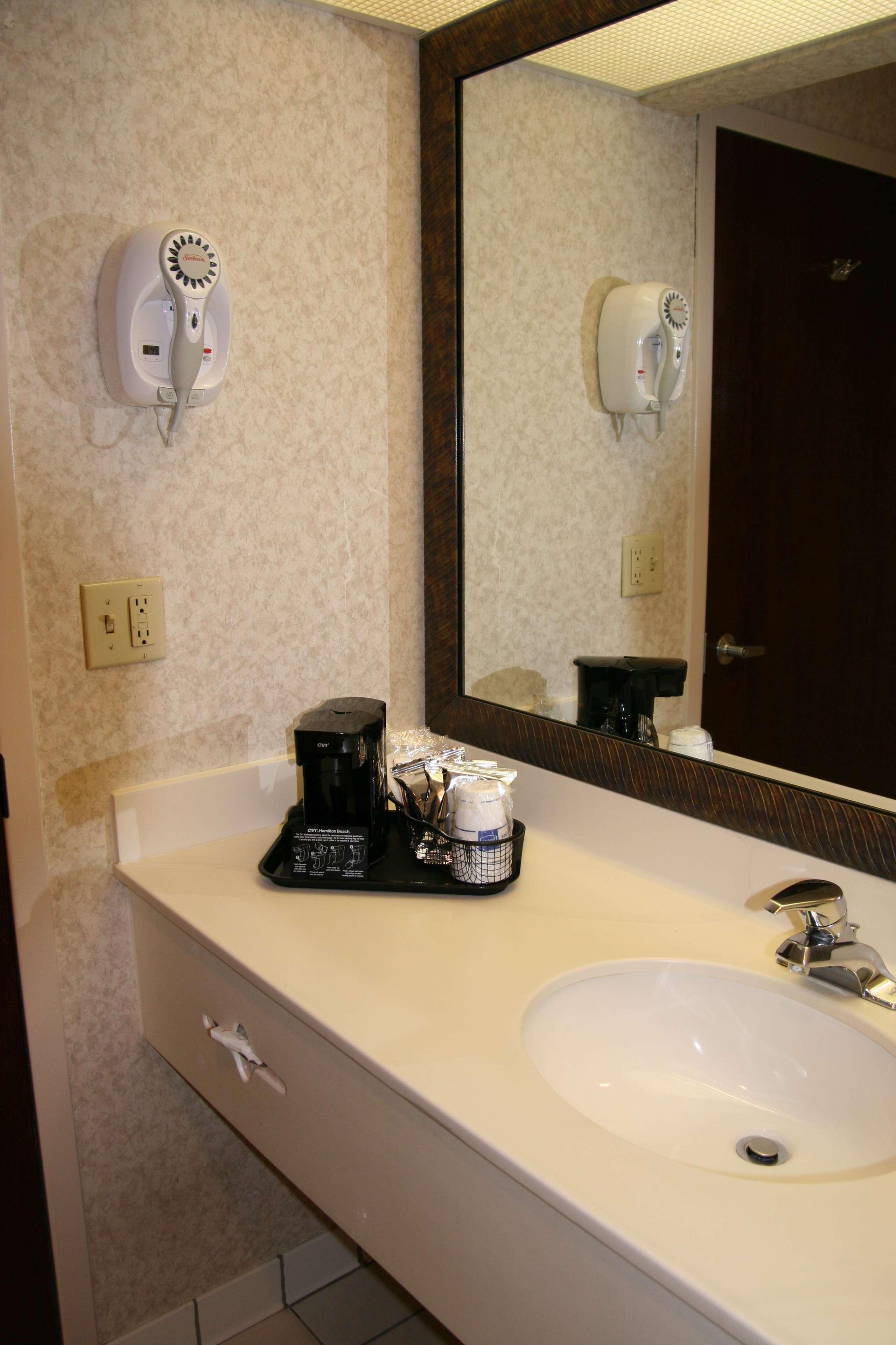 Hampton Inn Greensboro Airport Номер фото
