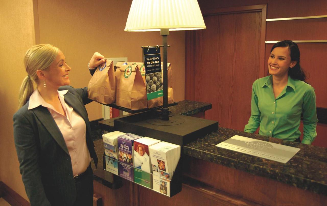 Hampton Inn Greensboro Airport Экстерьер фото