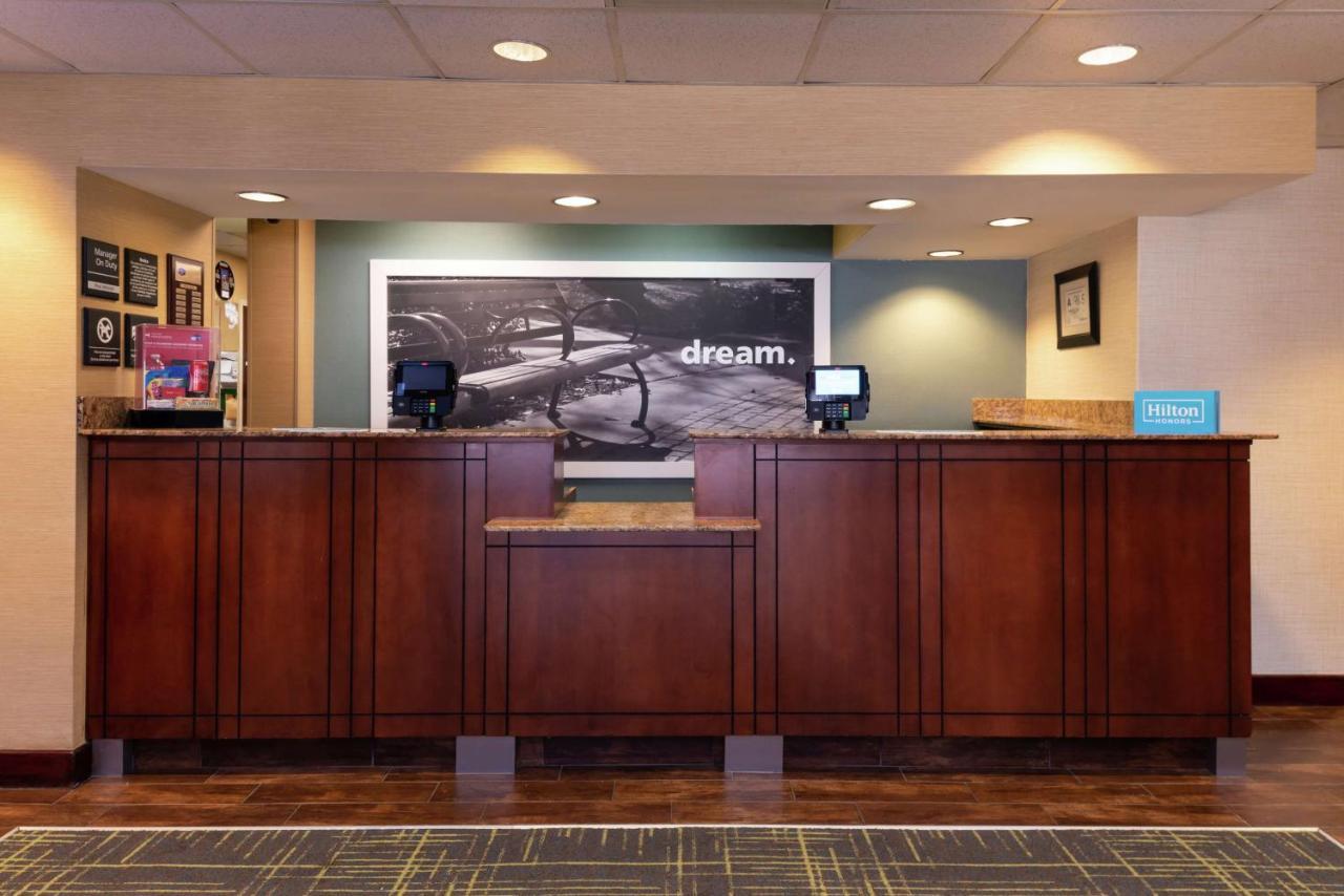 Hampton Inn Greensboro Airport Экстерьер фото