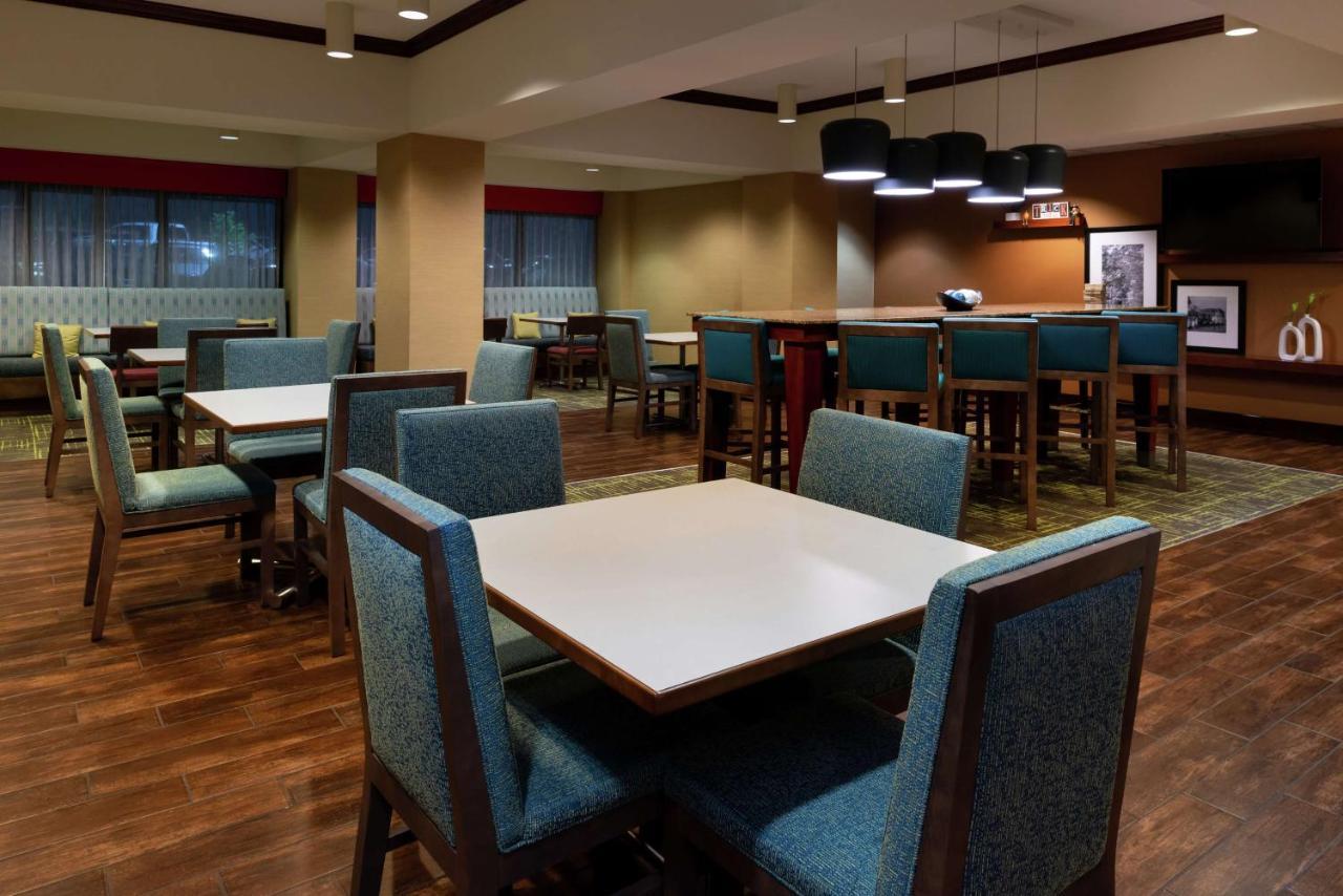 Hampton Inn Greensboro Airport Экстерьер фото
