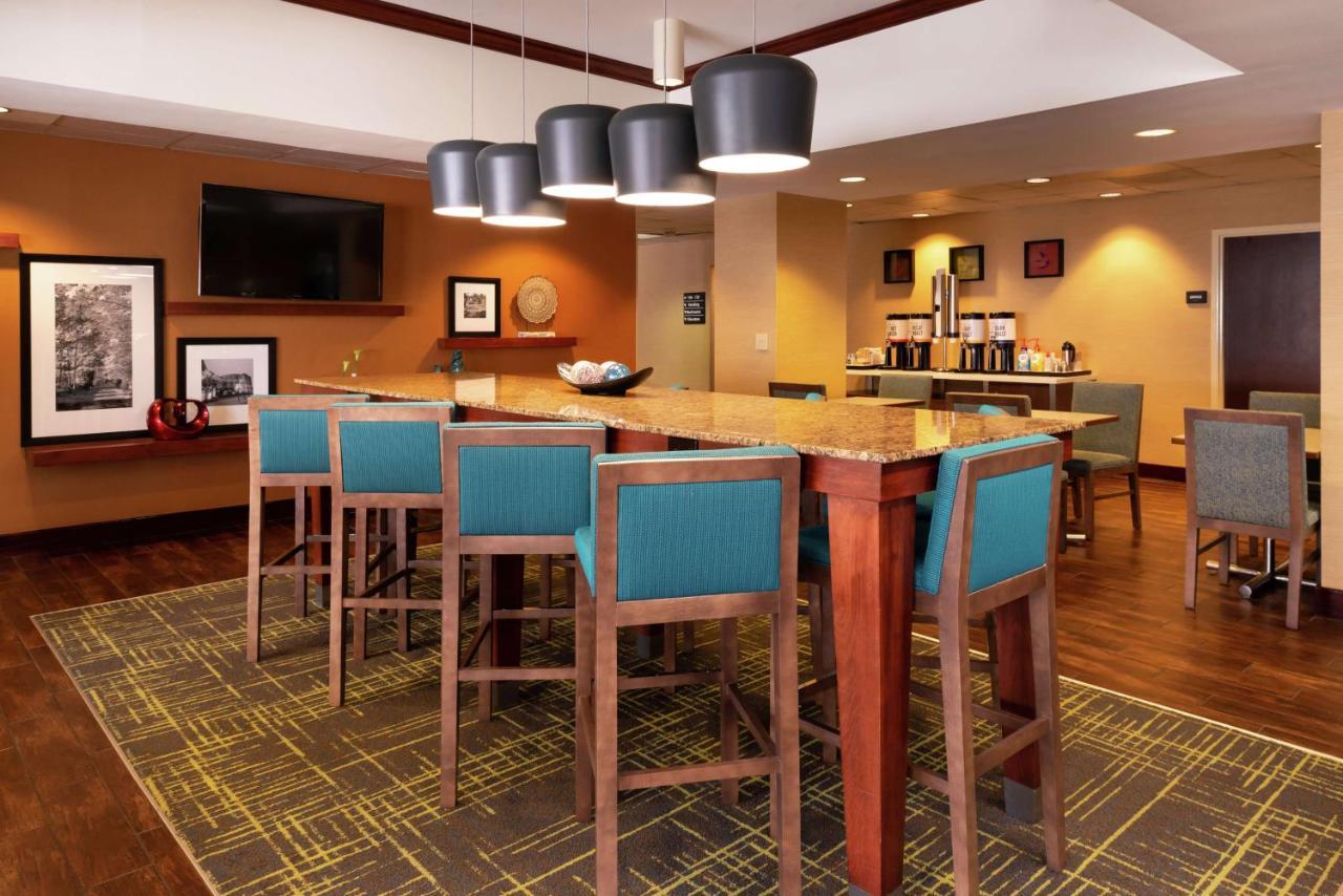 Hampton Inn Greensboro Airport Экстерьер фото