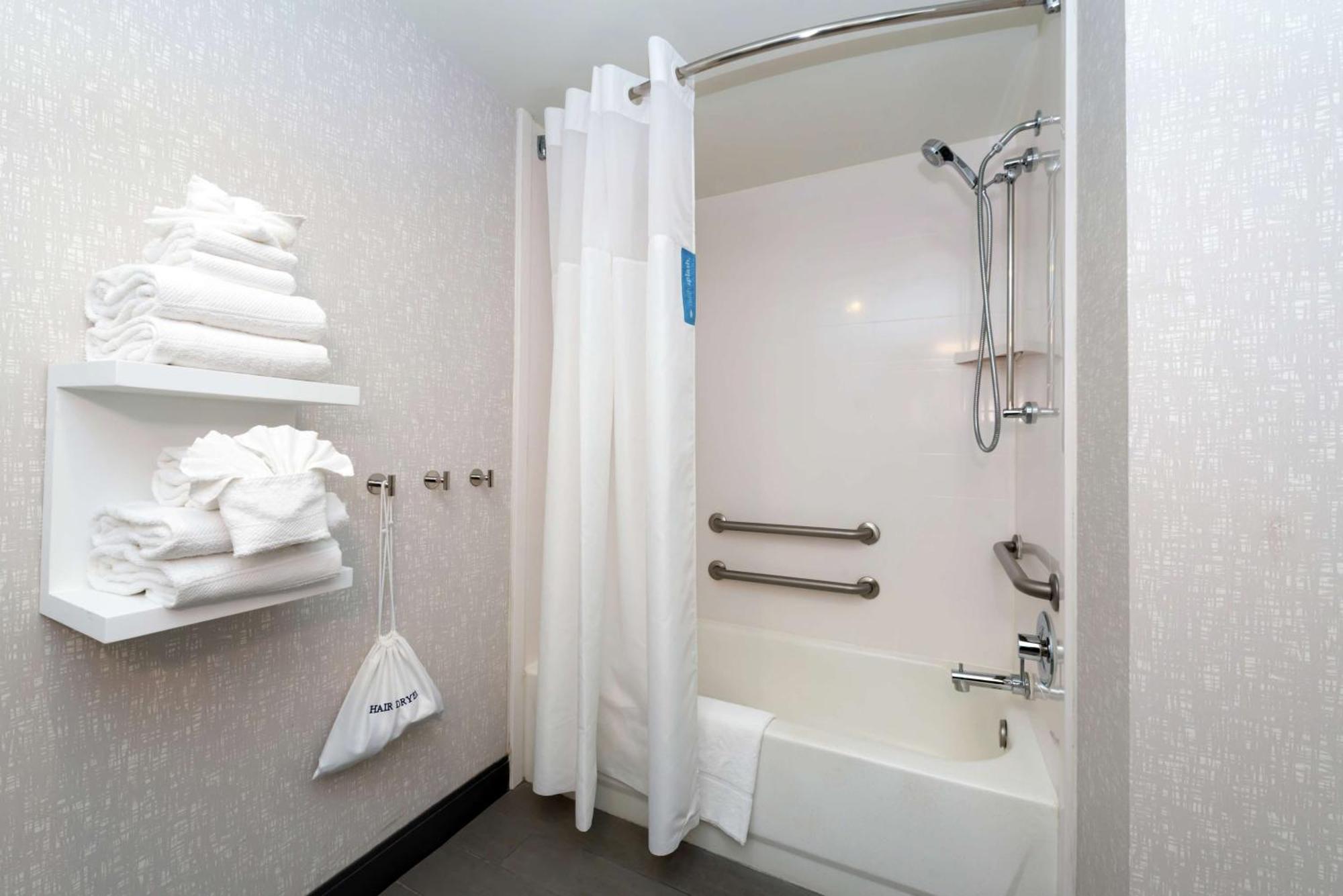 Hampton Inn Greensboro Airport Экстерьер фото