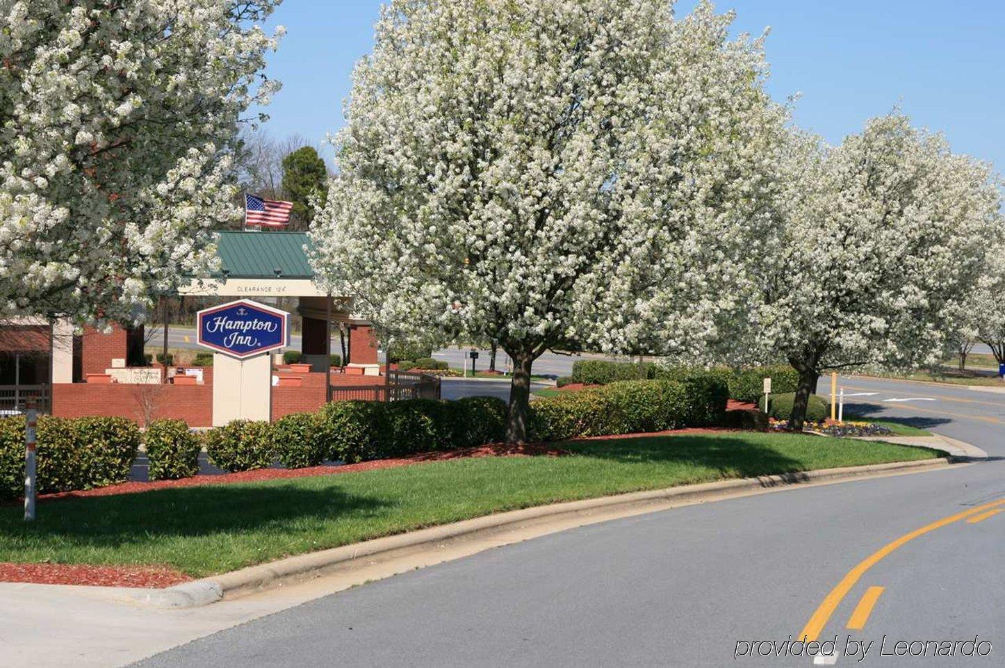 Hampton Inn Greensboro Airport Экстерьер фото