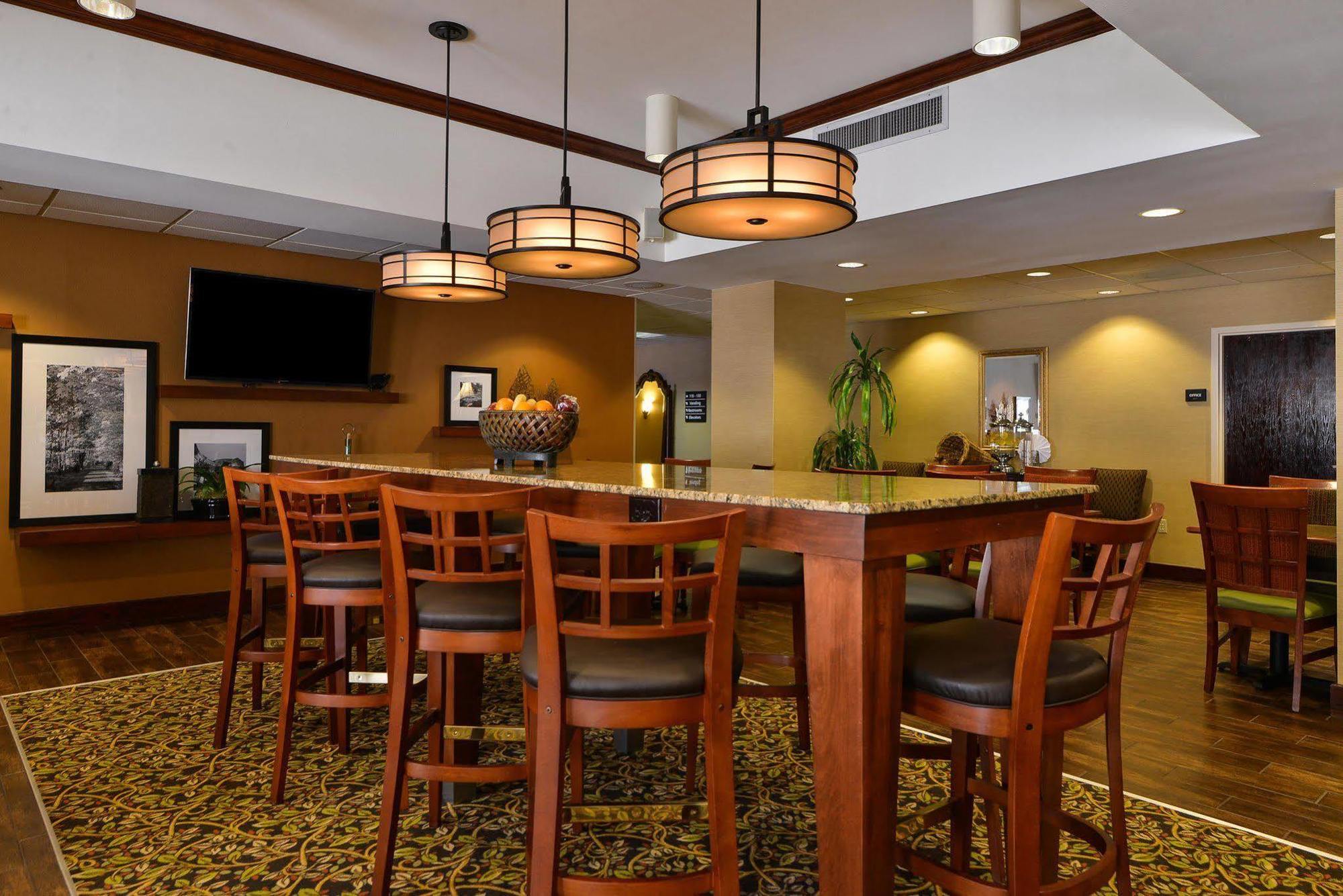 Hampton Inn Greensboro Airport Экстерьер фото
