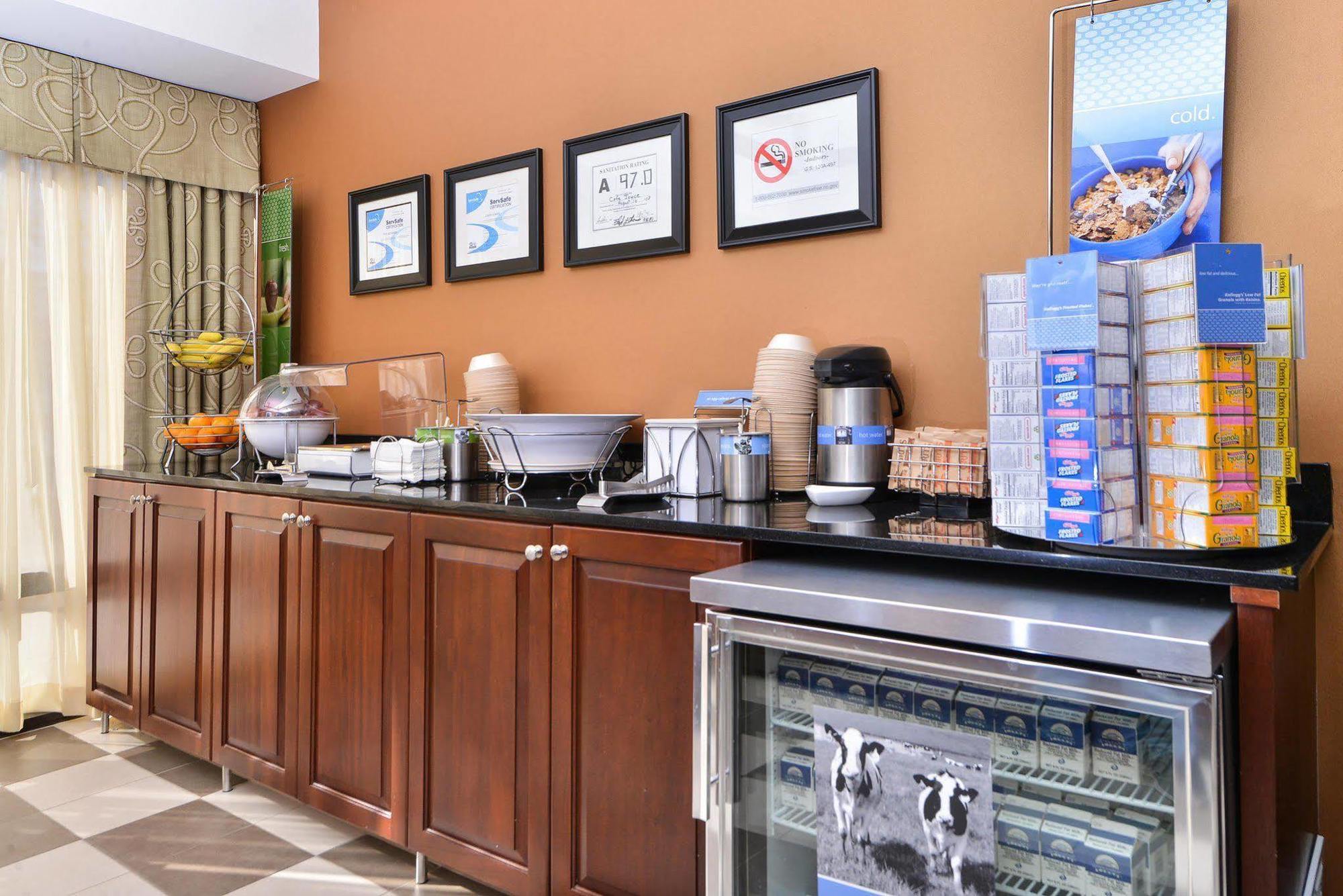 Hampton Inn Greensboro Airport Экстерьер фото